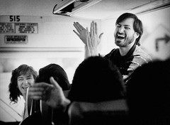 Steve Jobs, kollégái között egy buszon, 1987-ben