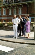 A Beatles, az Abbey Road-i zebrán való átkelés előtt