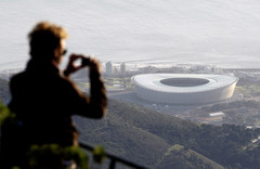 Férfi fotózza egy közeli magaslatról a Cape Town-i stadiont