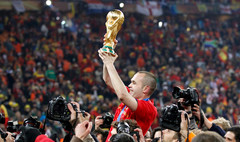 Andreas Iniesta, a győztes gól szerzője emeli magasba a FIFA-trófeát