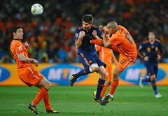 A holland Nigel De Jong talpalja mellbe a spanyol Xabi Alonsot