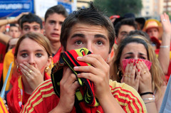 Madridi utcai tévé előtt hüledező spanyol szurkolók a német - spanyol meccs alatt